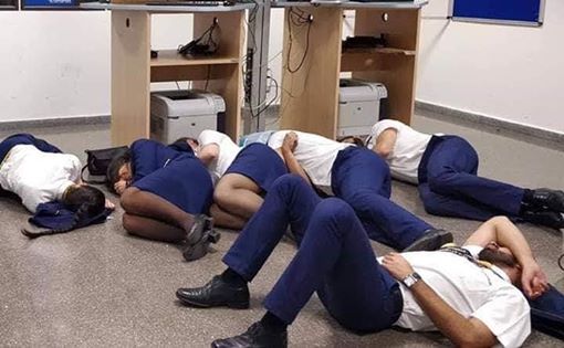 空姐集體睡地板 空姐睡地板被開除