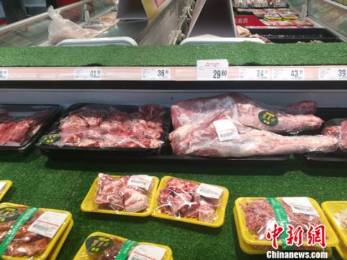 羊肉價格坐上火箭：北京羊肉漲價，12月漲到38元一斤了，北京羊肉還算便宜的，溫州鄉(xiāng)下一些菜市場賣的本地羊肉，去年就賣到60多元一斤了，到農村養(yǎng)殖戶買黑山羊價格更貴，要75元一斤，過年還會漲價。</