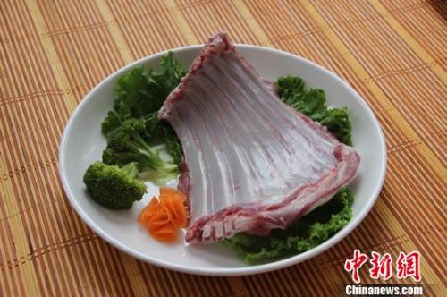 羊肉價格坐上火箭：北京羊肉漲價，12月漲到38元一斤了，北京羊肉還算便宜的，溫州鄉(xiāng)下一些菜市場賣的本地羊肉，去年就賣到60多元一斤了，到農村養(yǎng)殖戶買黑山羊價格更貴，要75元一斤，過年還會漲價。</