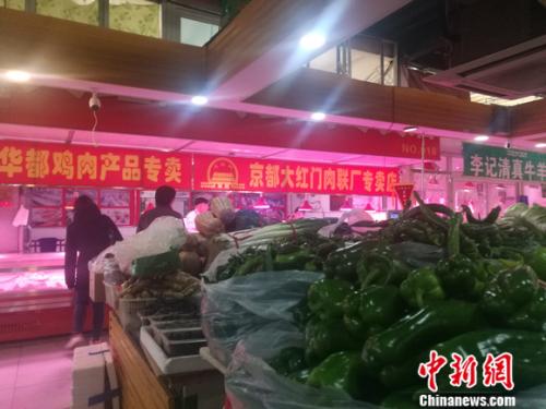 羊肉價格坐上火箭：北京羊肉漲價，12月漲到38元一斤了，北京羊肉還算便宜的，溫州鄉(xiāng)下一些菜市場賣的本地羊肉，去年就賣到60多元一斤了，到農村養(yǎng)殖戶買黑山羊價格更貴，要75元一斤，過年還會漲價。</