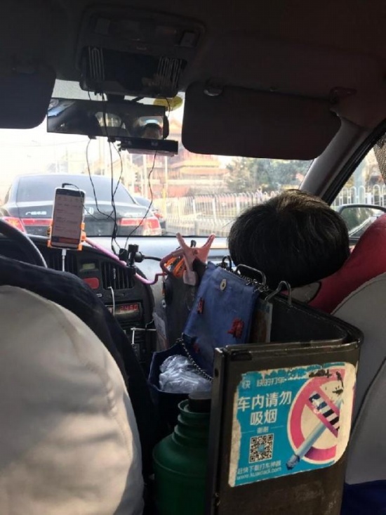 的哥攜病妻出車