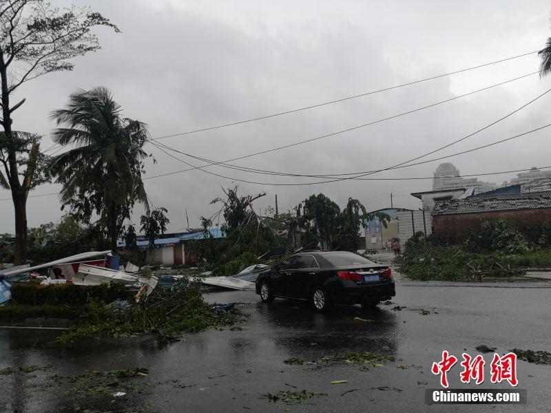 海南儋州突發(fā)龍卷風(fēng)