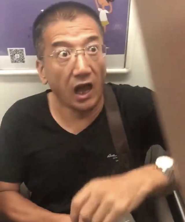男子地鐵強(qiáng)迫讓座