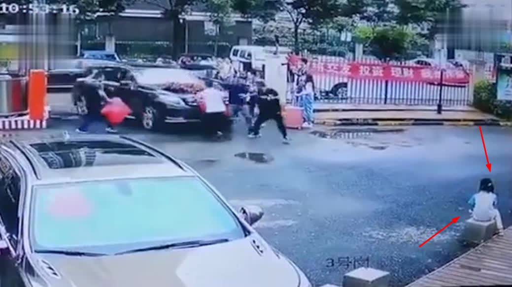 奔馳婚車失控姐弟倆被撞身亡 婚禮繼續(xù)舉行