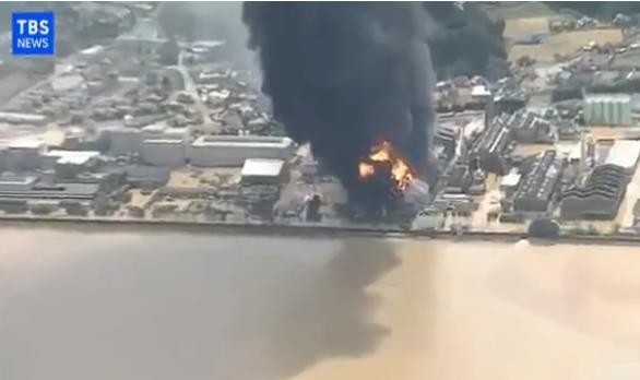 熊本縣一工廠在洪災(zāi)中起火
