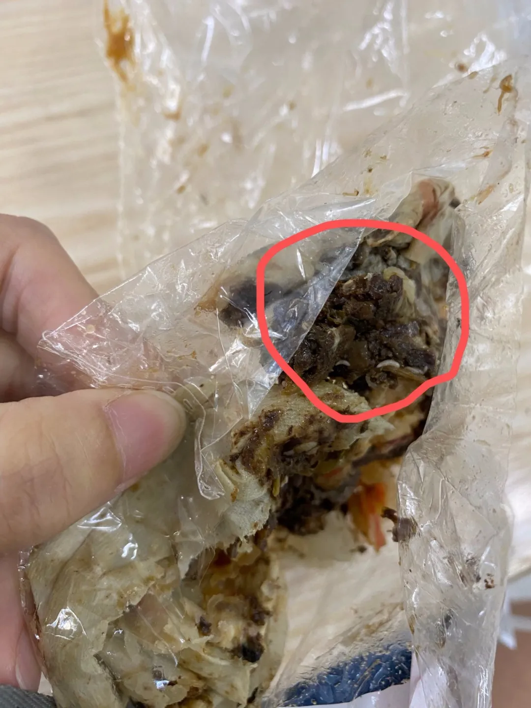 溫州一市民在大潤(rùn)發(fā)月餅中吃出活蛆