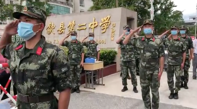 安徽歙縣補(bǔ)考考生鞠躬謝武警