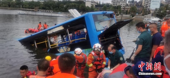 貴州公交墜湖21人死亡