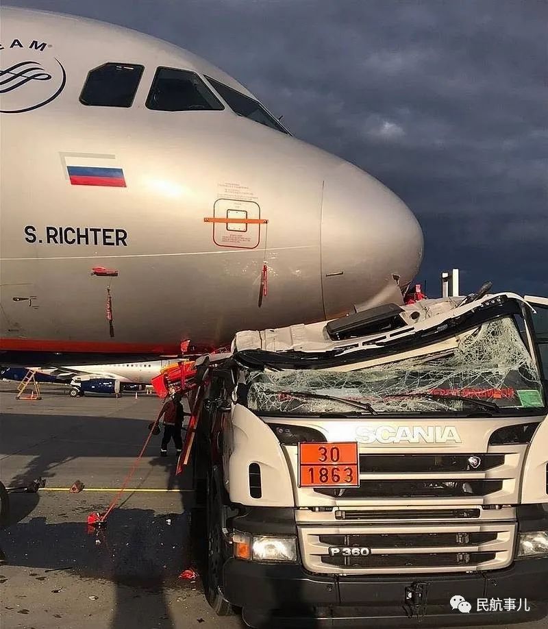 俄羅斯一客機與汽車相撞