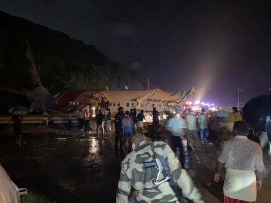 印度客機(jī)滑出跑道斷成兩截