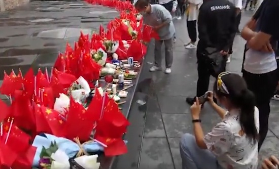 上海四行倉庫遺址前插滿國旗