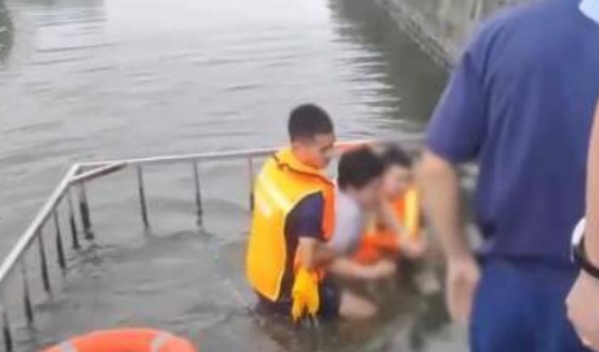 男孩稱被姐姐欺負(fù)跳河要求道歉