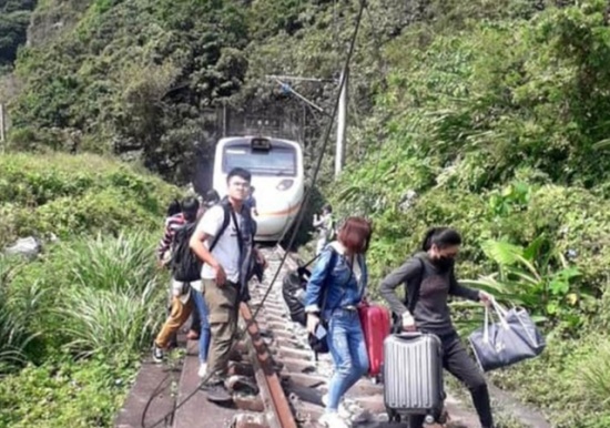臺鐵列車發(fā)生出軌事故 多人無生命征象