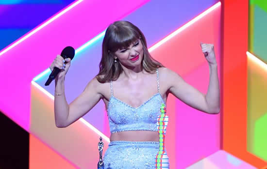 泰勒·斯威夫特 (Taylor Swift) 在2021年全英音樂獎(jiǎng)期間在倫敦O2競技場接受了全球偶像獎(jiǎng)