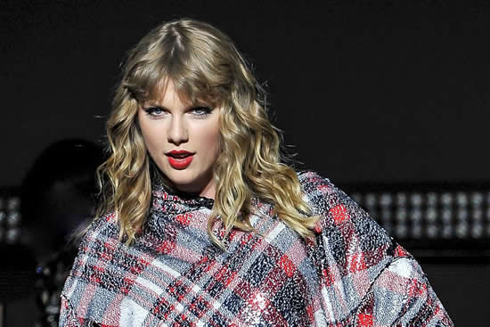 歌手泰勒·斯威夫特 (Taylor Swift) 現(xiàn)在的表演成績?yōu)?99.7！在 SAP 上展示 POPTOPIA 中心于 2017 年 12 月 2 日在加利福尼亞州圣何塞舉行。（史蒂夫詹寧斯/WireImage攝） 線象