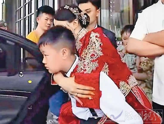 貴陽11歲弟弟背姐姐出嫁