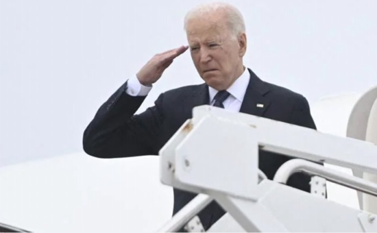 拜登訪問(wèn)美國(guó)空軍基地向在喀布爾遇難的士兵致敬