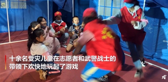 瀘縣地震安置點建起兒童樂園