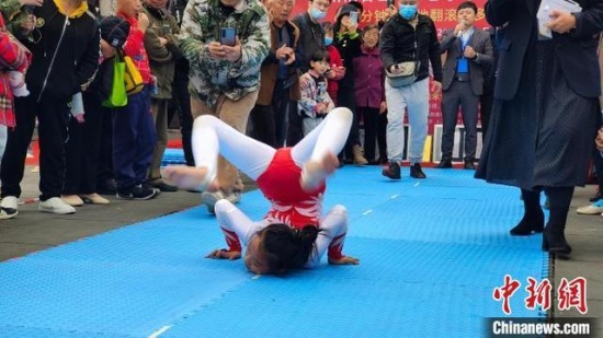 成都10歲女孩陳洲陽挑戰(zhàn)柔術(shù)世界紀(jì)錄，一天連破三項世界紀(jì)錄。