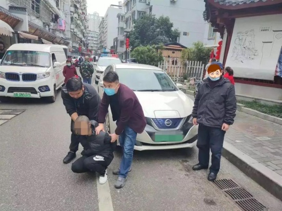 乘客是逃犯 司機免提接到警察電話
