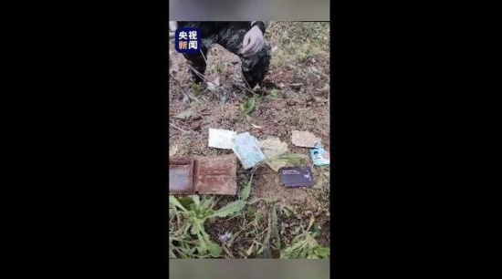 墜機現場發現寫有“歲歲平安”紙條