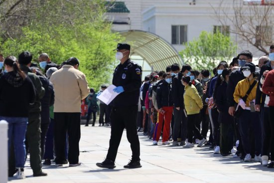 中國在4月8日報告了1,350例新確診的COVID病例，而一天前為1,576 例