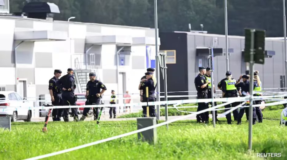 瑞典厄勒布魯發生槍擊事件后，警察在清真寺外的現場工作