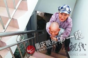 老漢每天往返16公里山路推癱瘓老伴去按摩