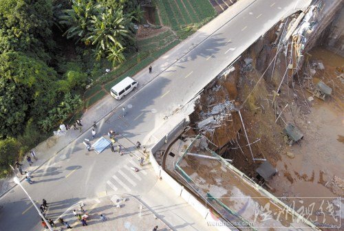工地防護(hù)墻坍塌砸斷水管致4棟民宅停水(組圖)