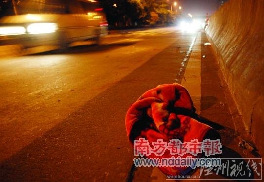 目擊者稱，一輛商務(wù)車將正在過(guò)馬路的唐福萬(wàn)撞飛后，他的女兒嬌兒飛落在地，被隨后駛來(lái)的一輛面包車軋過(guò)頭部和身體，當(dāng)場(chǎng)身亡。 