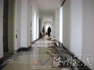 2月20日，招待所客房房門已被裝修工人拆除，招待所也已停止?fàn)I業(yè)。